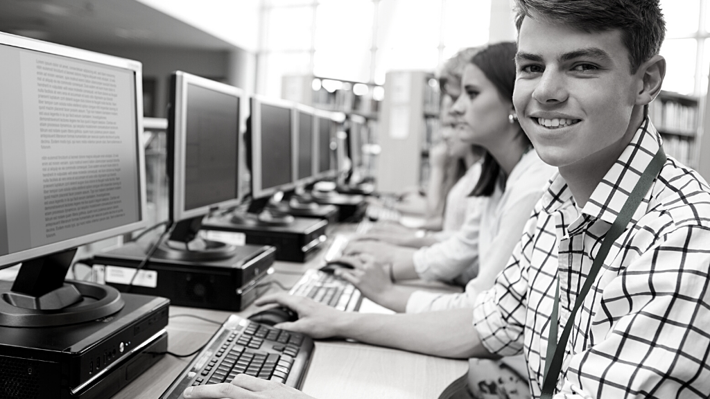 Studierende in Bibliothek arbeiten am Computer