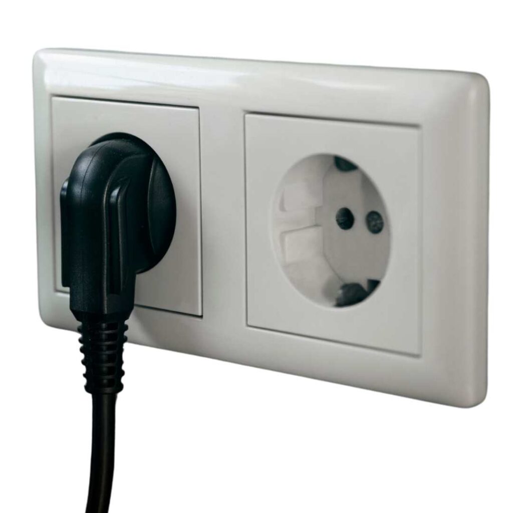 Steckdosenstück mit eingestecktem schwarzem Stecker.